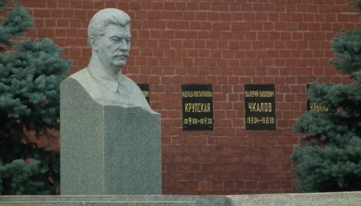 Могила Сталіна біля Кремлівської стіни в Москві. Фото: kakprosto.ru