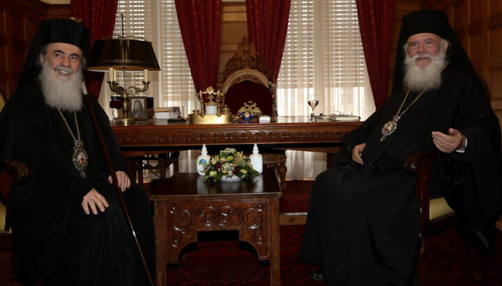 Патриарх Феофил и архиепископ Иероним. Фото: orthodoxianewsagency.gr