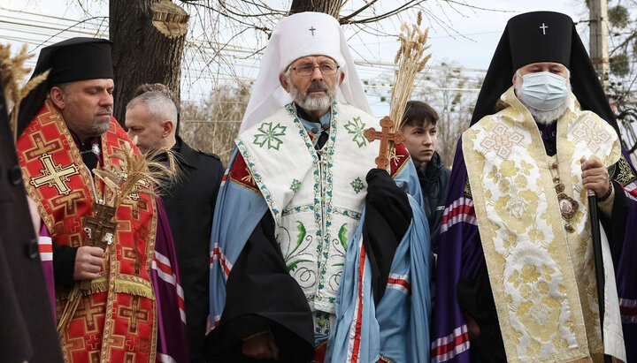 Даниил Ковальчук (в центре) и Онуфрий Хаврук (справа). Фото: facebook.com/Чернівецько-Кіцманська єпархія ПЦУ