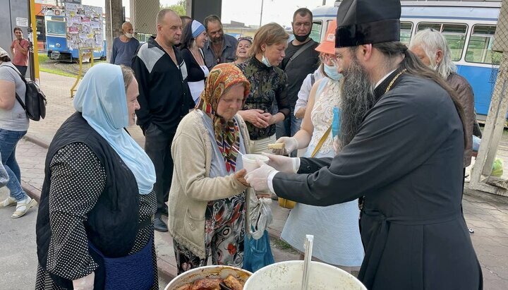 Митрополит Варсонофий раздает еду бездомным Винницы. Фото: eparhia.vinnica.ua