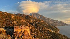 В Сети выложили потрясающие фото облаков над Афоном