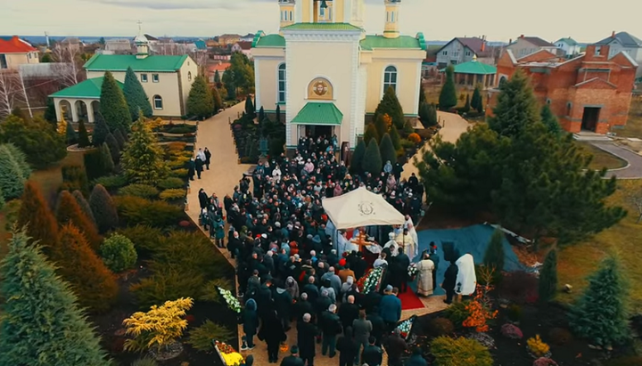 Поховання настоятеля храму отця В’ячеслава у Холодній Балці. Фото: скріншот відео YouTube-каналу Одеської єпархії УПЦ