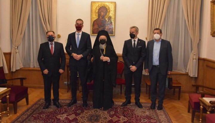 Глава Фанара с мэрами греческих городов в Стамбуле. Фото: orthodoxianewsagency.gr