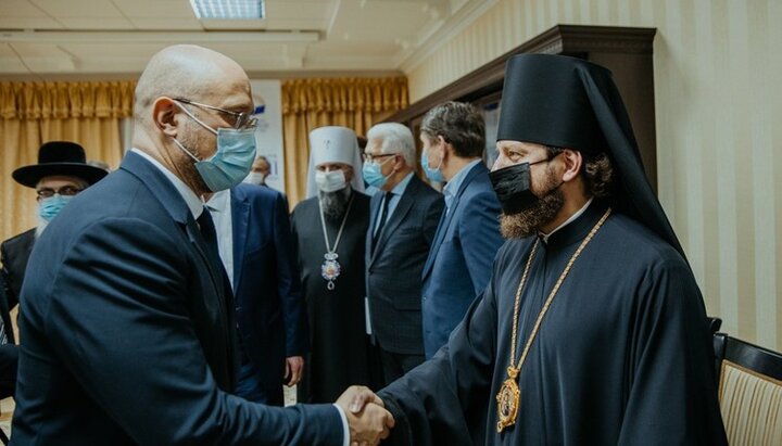Премьер-министр Денис Шмыгаль и епископ Виктор Коцаба. Фото: news.church.ua