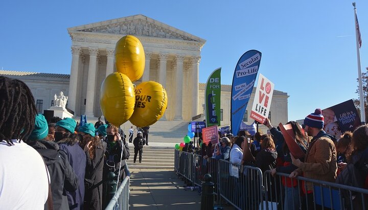 Прихильники та противники абортів під Верховним Судом США. Фото: religionnews.com