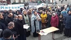 Стояние верующих УПЦ в Виннице против захватов храмов: онлайн-трансляция