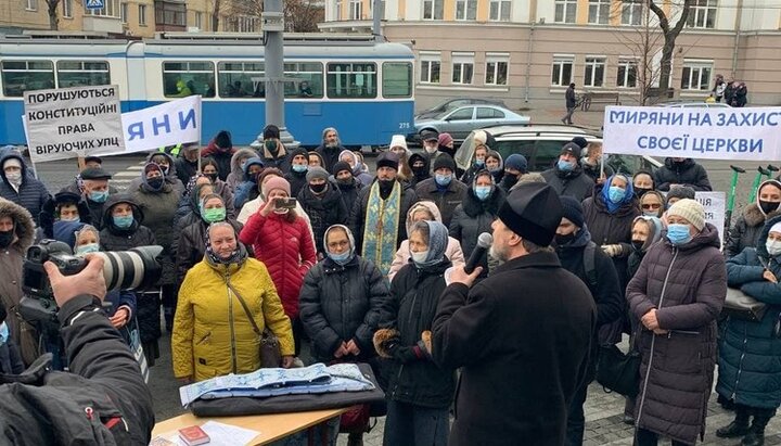 Молитвенное стояние УПЦ возле Винницкой ОГА. Фото: https://t.me/miryany