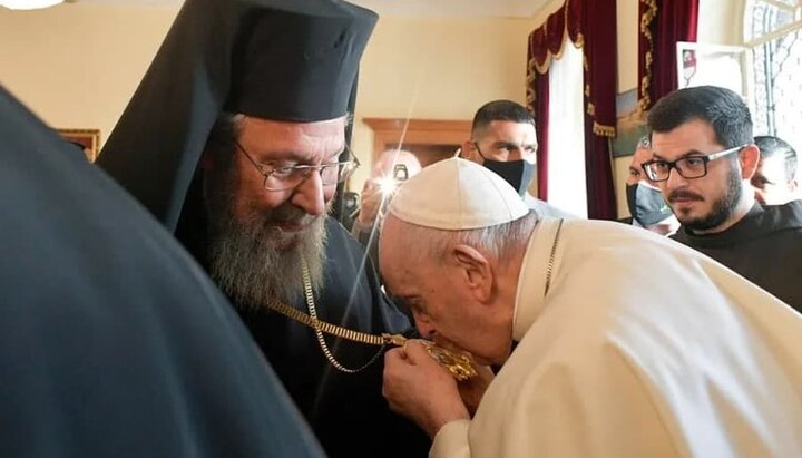 Arhiepiscopul Hrisostom și Papa Francisc. Foto: de.catholicnewsagency.com