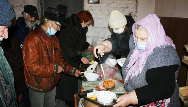 Помощь переселенцам из зоны АТО. Фото: gorlovka-eparhia.com.ua