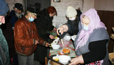 В Славянске православные организовали кормление переселенцев из зоны АТО