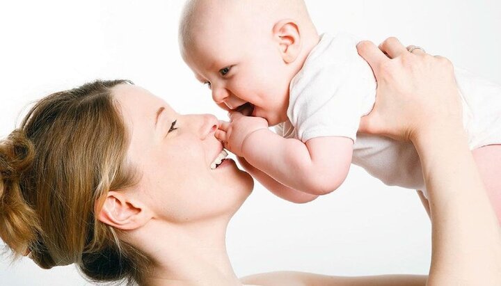 В Великобритании акушерок вынудили извиниться за термин «постродовые люди» вместо «матери». Фото: infosmi.net