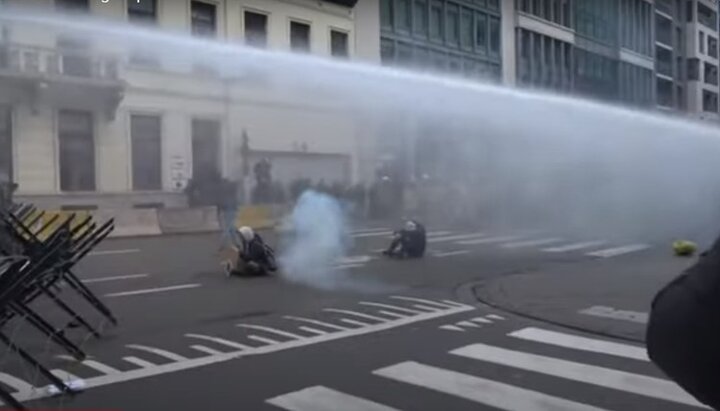 У Брюсселі знову протестували проти карантину. Фото: скріншот з YouTube-каналу RT