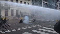 В Брюсселе применили слезоточивый газ и водометы против антивакцинаторов