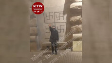 In Kyiv centre, teenagers openly Nazi salute on the background of swastikas