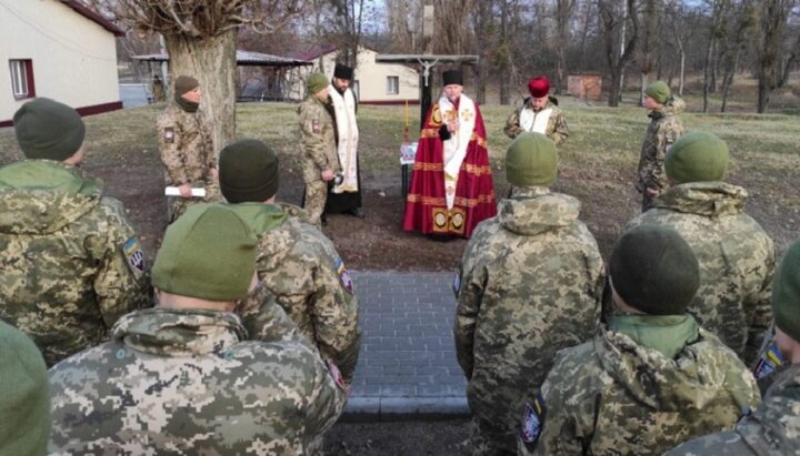 Екзарх УГКЦ у військовій частині ЗСУ в Полтаві. Фото: news.ugcc.ua