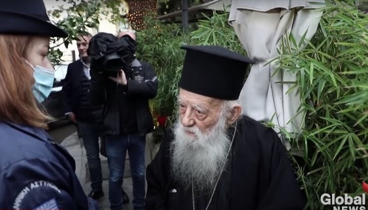 Іоанн Діотіс висловив свій протест проти візиту понтифіка в Грецію. Фото: скріншот з YouTube-каналу Global News