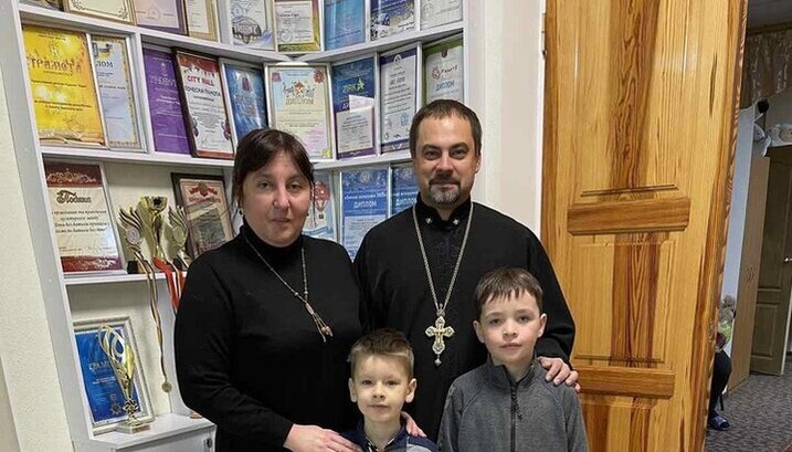 Пройти соціальну адаптацію дітям допомагають педагоги, священики та волонтери. Фото: hramzp.ua