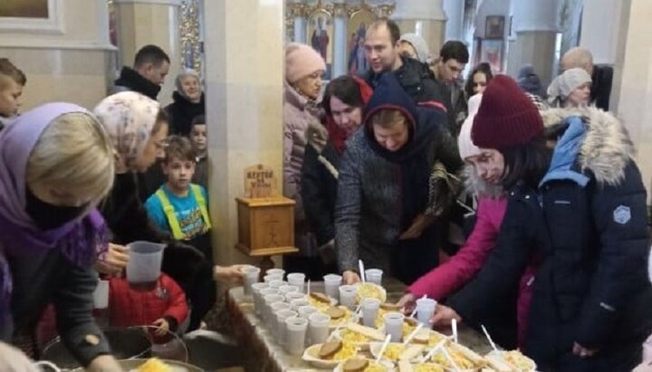 Благодійний обід у храмі УПЦ у Полтаві. Фото: Facebook-сторінка Полтавської єпархії УПЦ.