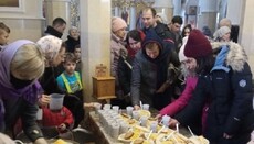 У Полтаві віруючі УПЦ щотижня годують обідами незаможних