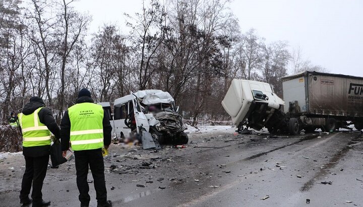 У ДТП під Черніговом загинули 13 осіб і госпіталізовані 5. Фото: cn.npu.gov.ua