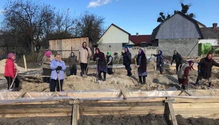 Верующие УПЦ из села Постойное просят помощи в строительстве храма