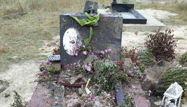 Разрушенная вандалами могила о. Василия в Кураше. Фото: Ольга Вивденко, СПЖ