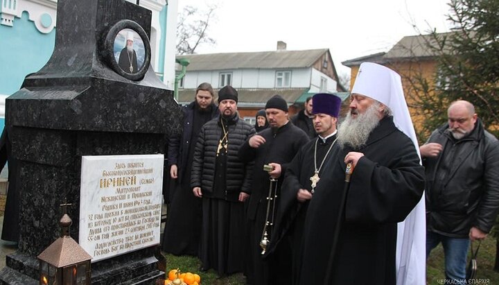 Панахида на могилі спочилого митрополита Ніжинського та Прилуцького Іринея. Фото: cherkasy.church.ua