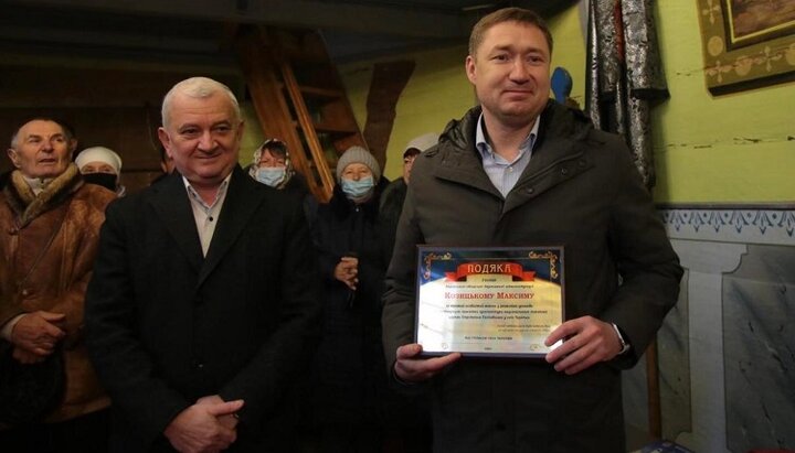 The head of the Lviv Regional State Administration Maksim Kozitsky (right) received a letter of gratitude from the UGCC. Photo: loda.gov.ua