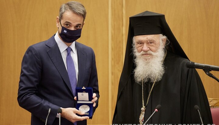 Премьер-министр Кириакос Мицотакис и архиепископ Иероним. Фото: romfea.gr