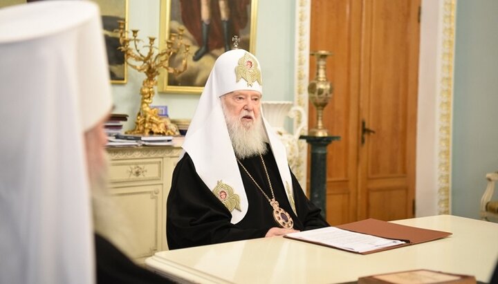 Ο Φιλάρετος Ντενισένκο προεδρεύει του «επισκοπικού συμβουλίου» της UOC-KP. Φωτογραφία: cerkva.info