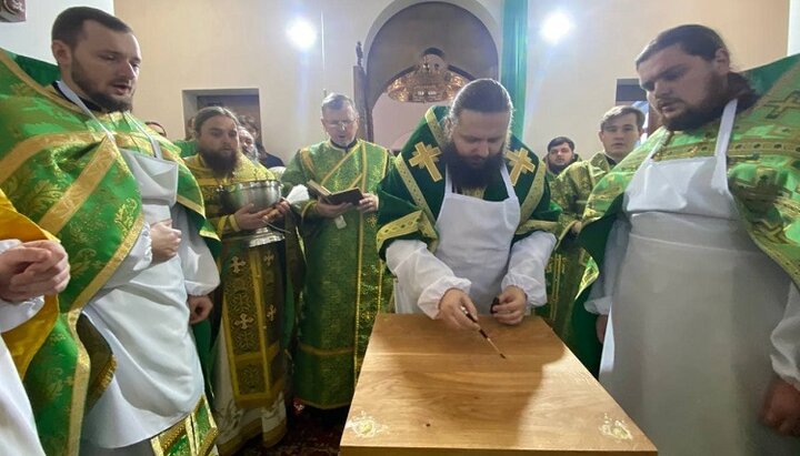 Єпископ Пимен, який управляє Рівненською єпархією УПЦ, освячує престол храму в Мошкові. Фото: СПЖ