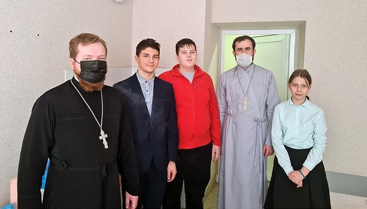 Священники Подольской епархии в больнице с пострадавшими от взрыва. Фото: пресс-служба Подольской епархии