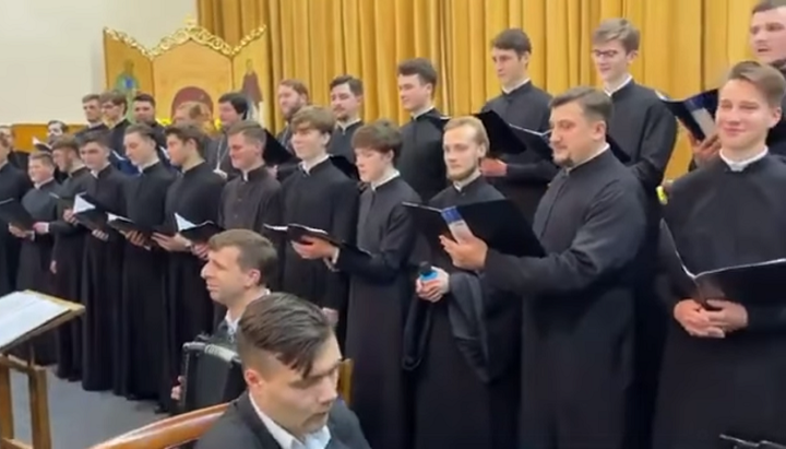 Хор Одеської духовної семінарії. Фото: скріншот відео з Facebook-сторінки Одеської єпархії УПЦ