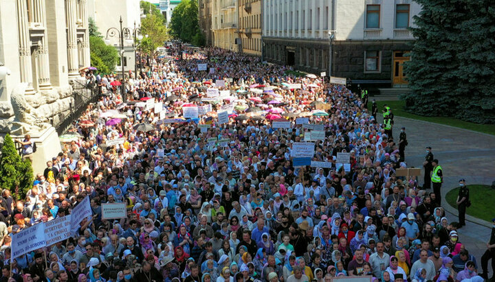 Молитовне стояння віруючих УПЦ в Києві, 15.06.21. Фото: СПЖ