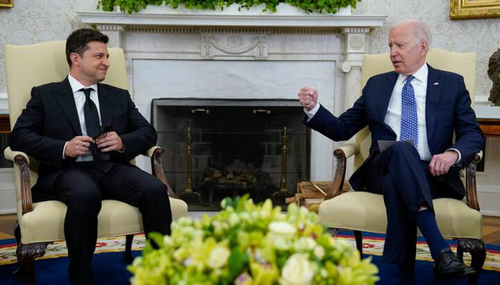 Ο πρόεδρος των ΗΠΑ Μπάιντεν και ο Βλαντίμιρ Ζελένσκι. Φωτογραφία: Evan Vucci/AP