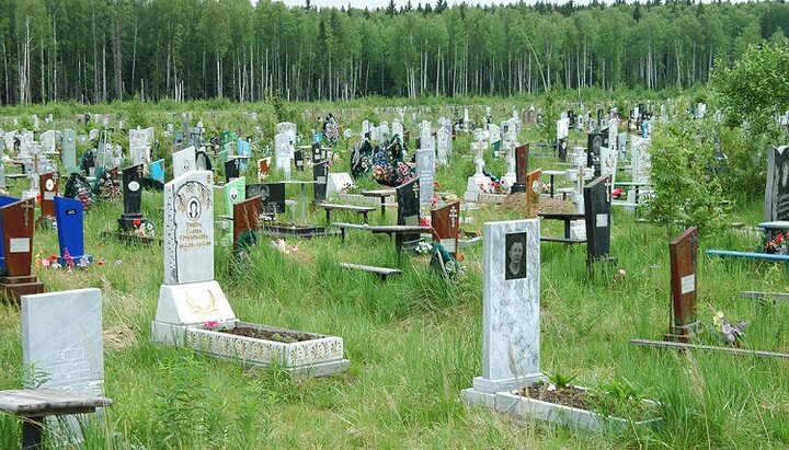 Встановлений у вересні 2021 року хрест на цвинтарі в Татарстані спиляли протягом кількох днів. Фото: newsko.ru