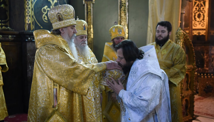 Chrysostomos Kallis (on the right, in white vestments). Photo: cerkva.info