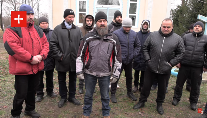 Захисники храму УПЦ в Сніткові. Фото: скріншот відео yuotube-каналу «Перший Козацький»