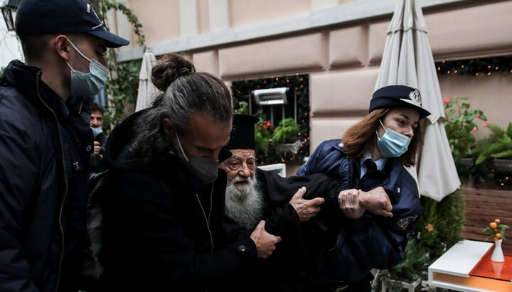 Поліція затримує священика, який назвав папу єретиком. Фото: in.gr
