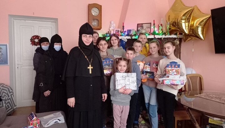 Сестры Полтавского Крестовоздвиженского монастыря принесли подарки в детдом семейного типа. Фото: Facebook-страница Полтавской епархии УПЦ