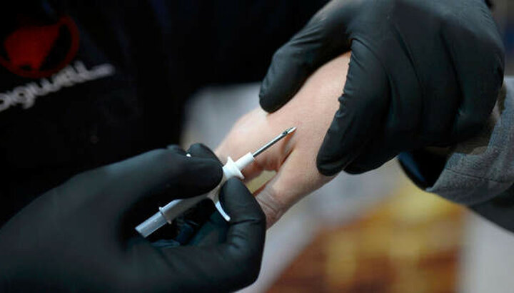 Введение микрочипа под кожу. Фото: mirtesen.ru
