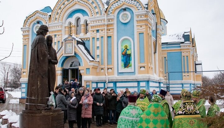 Освящение памятника в честь Петра и Февронии. Фото: eparhia.lg.ua