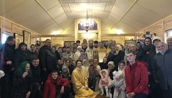 Metropolitan Nikodim with the believers of Levkiv. Photo: UOJ