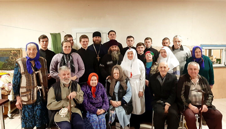 Студенти Сумської семінарії в будинку милосердя в с. Кам'янка. Фото: sds.sumy.ua