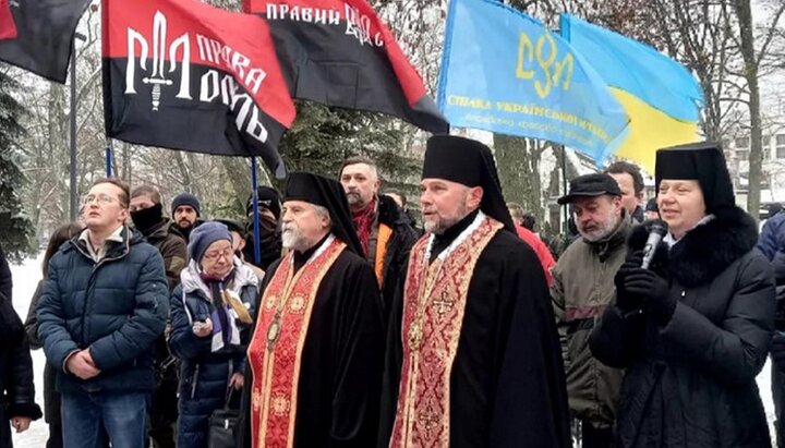Представники УГКЦ разом із націоналістами на відкритті пам'ятника УПА у Харкові. Фото: Facebook «Правий сектор Слобожанщини»