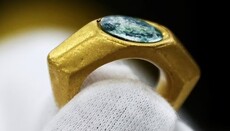В Израиле нашли золотое кольцо IV века с изображением «Доброго Пастыря»