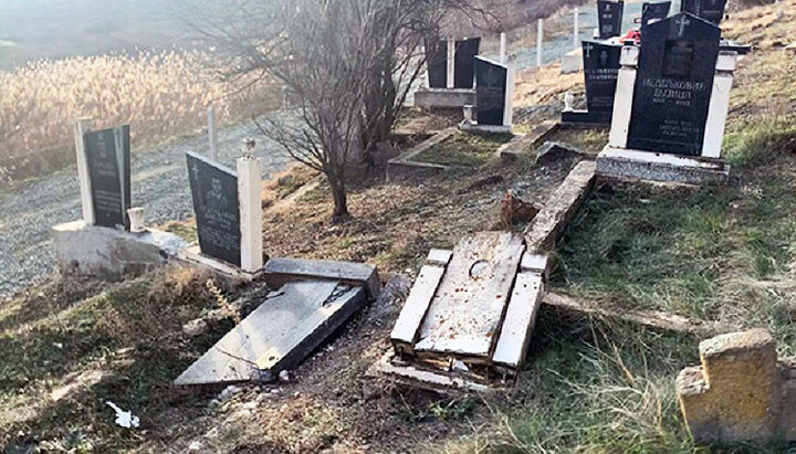 Опоганені надгробки на православному цвинтарі в Кишниці. Фото: kim.gov.rs