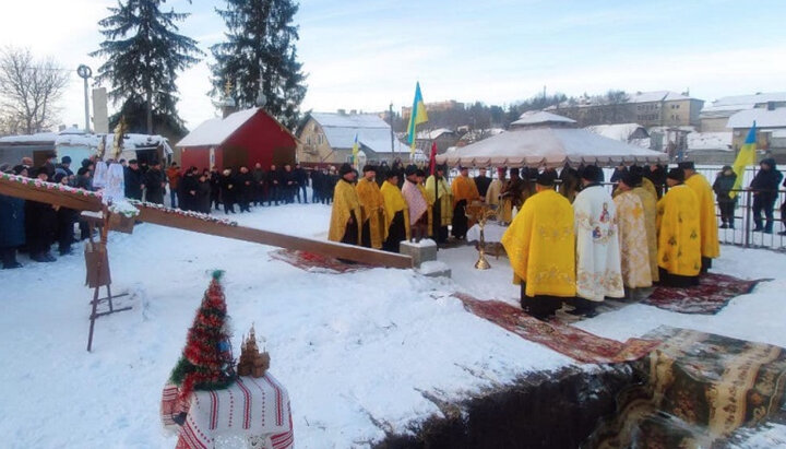 Εκπρόσωποι του ουκρανικού σχίσματος στον τόπο του μελλοντικού ναού στη μνήμη των Ουρανίων εκατό. Φωτογραφία: pomisna.info