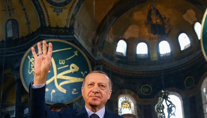 Глава турецкого государства в храме Святой Софии. Фото: rbc.ru