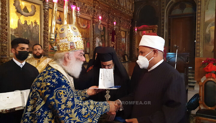 Ο Πατριάρχης Αλεξανδρείας Θεόδωρος Β´ και ο ιμάμης Μοχάμεντ Ελ Αμίρ. Φωτογραφία: romfea.gr